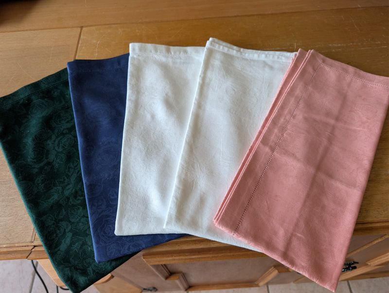 Mitteldecke gesäumt, Jacquard-Rosenmuster Mitteldecke gesäumt, Jacquard-Rosenmuster