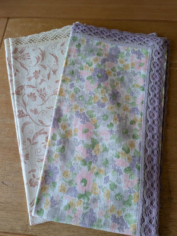 Mitteldecke mit Spitze und Blumendruck Mitteldecke mit Spitze und Blumendruck