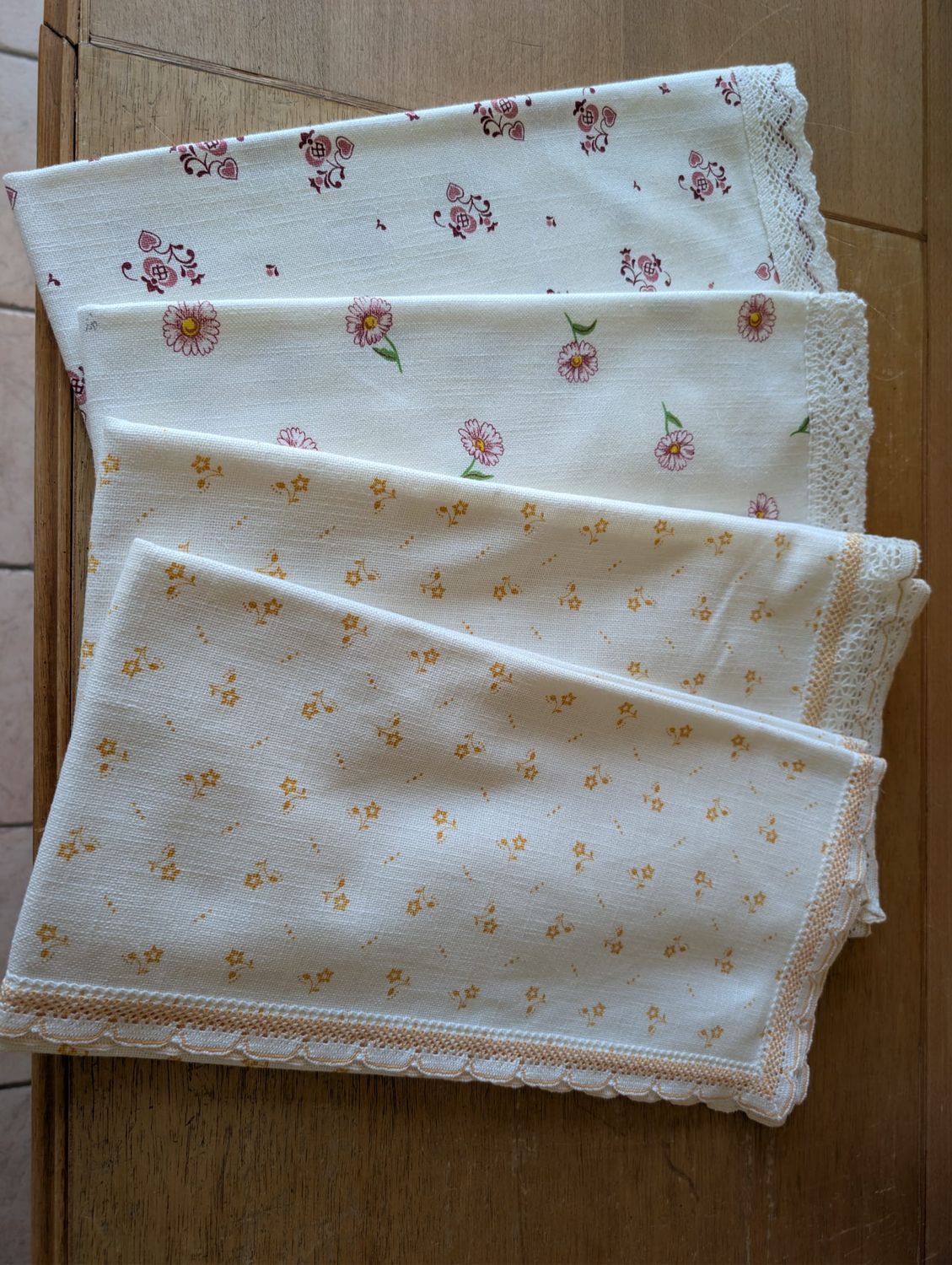 Mitteldecke mit Spitze und Blumendruck