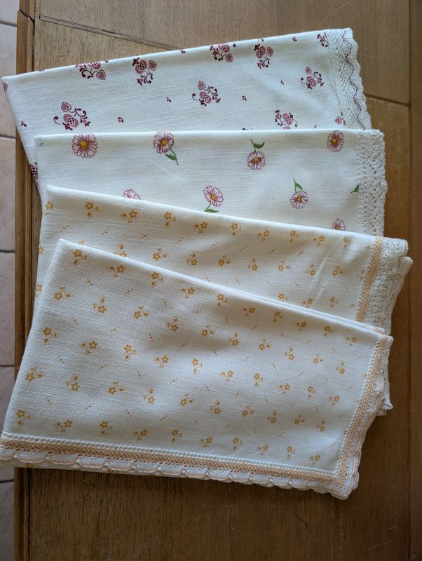 Mitteldecke mit Spitze und Blumendruck Mitteldecke mit Spitze und Blumendruck