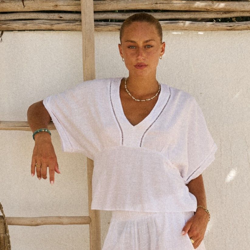 Women&#39;s V - Neck Flowy Top - White