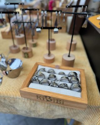 sieraden van kookpotten en bestek