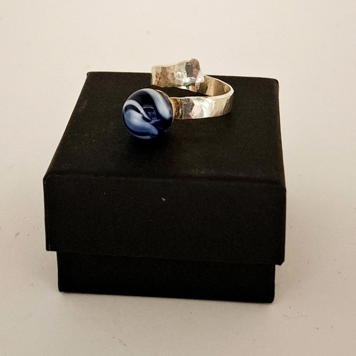 Crazyclage zilveren ring blauwe knikker