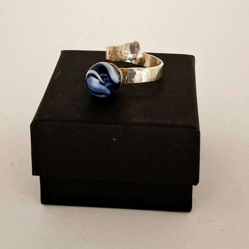 Crazyclage zilveren ring blauwe knikker