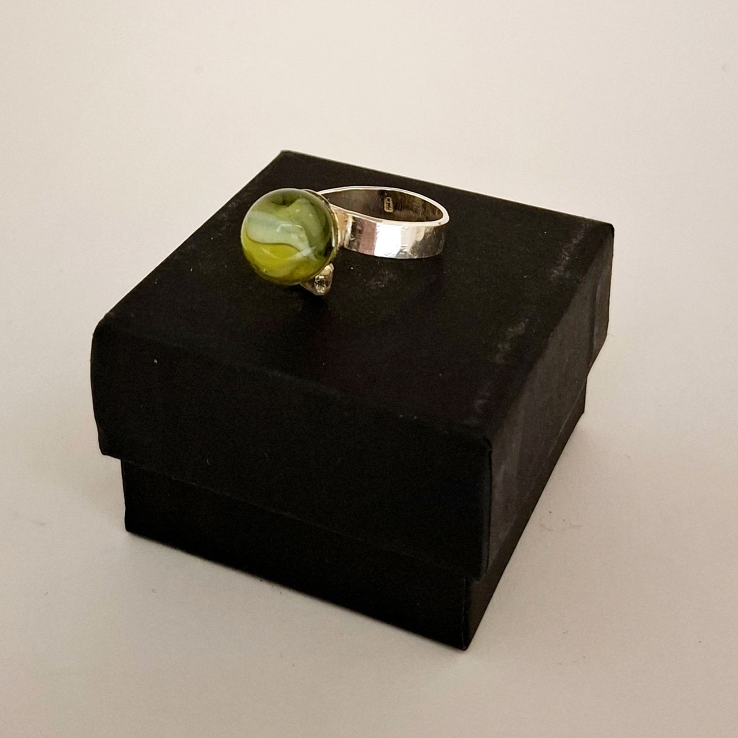 Crazyclage zilveren ring gele knikker