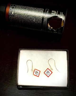 Oorbellen van spraycans