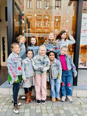 Verjaardagsfeest voor 9- tot 99-jarigen: Jeansjasjes pimpen Verjaardagsfeest voor 9- tot 99-jarigen: Jeansjasjes pimpen