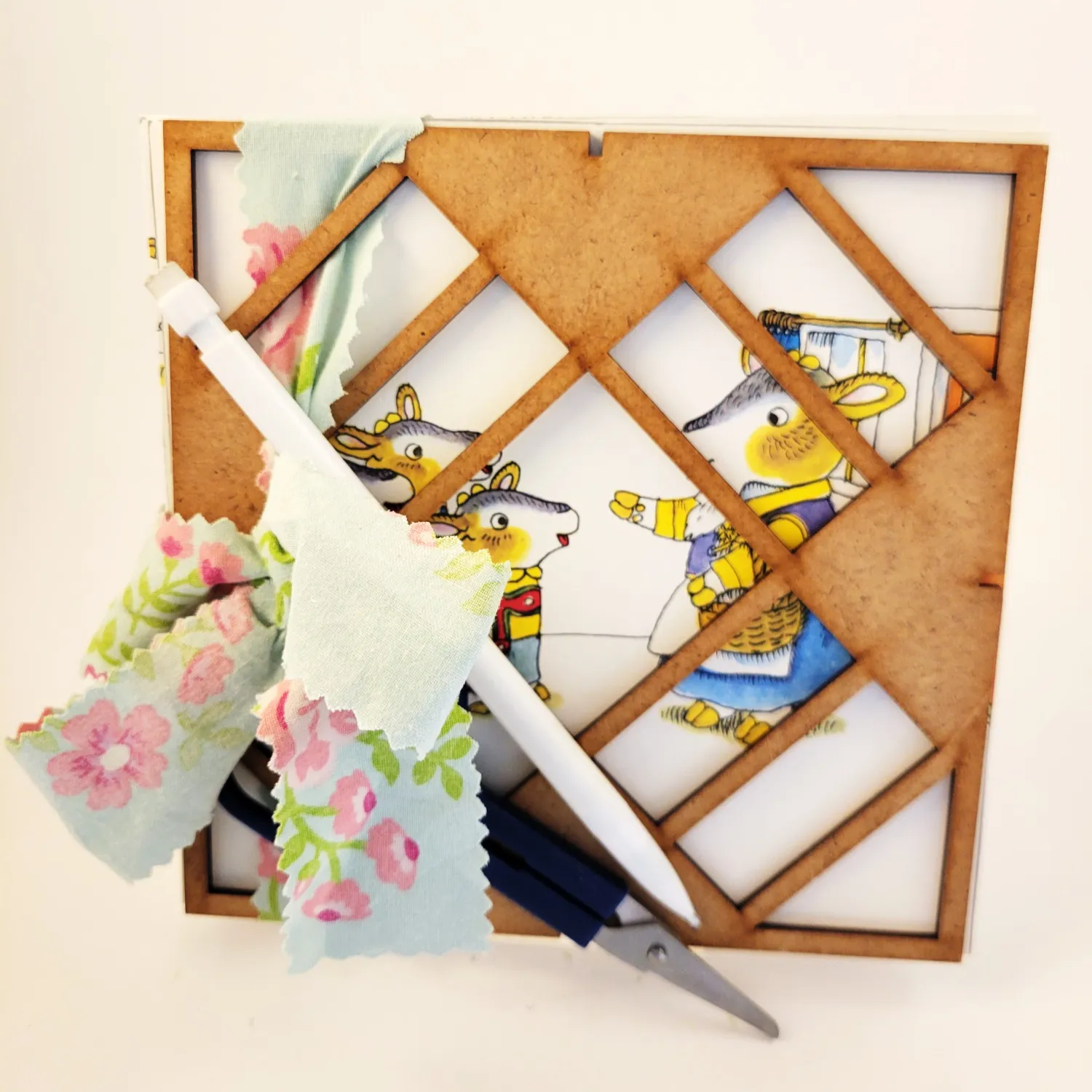 Knutselpakket vanaf 8 jaar | Origami doosjes plooien | De wolf en de zeven geitjes | Richard Scarry versie Knutselpakket vanaf 8 jaar | Origami doosjes plooien | De wolf en de zeven geitjes | Richard Scarry versie