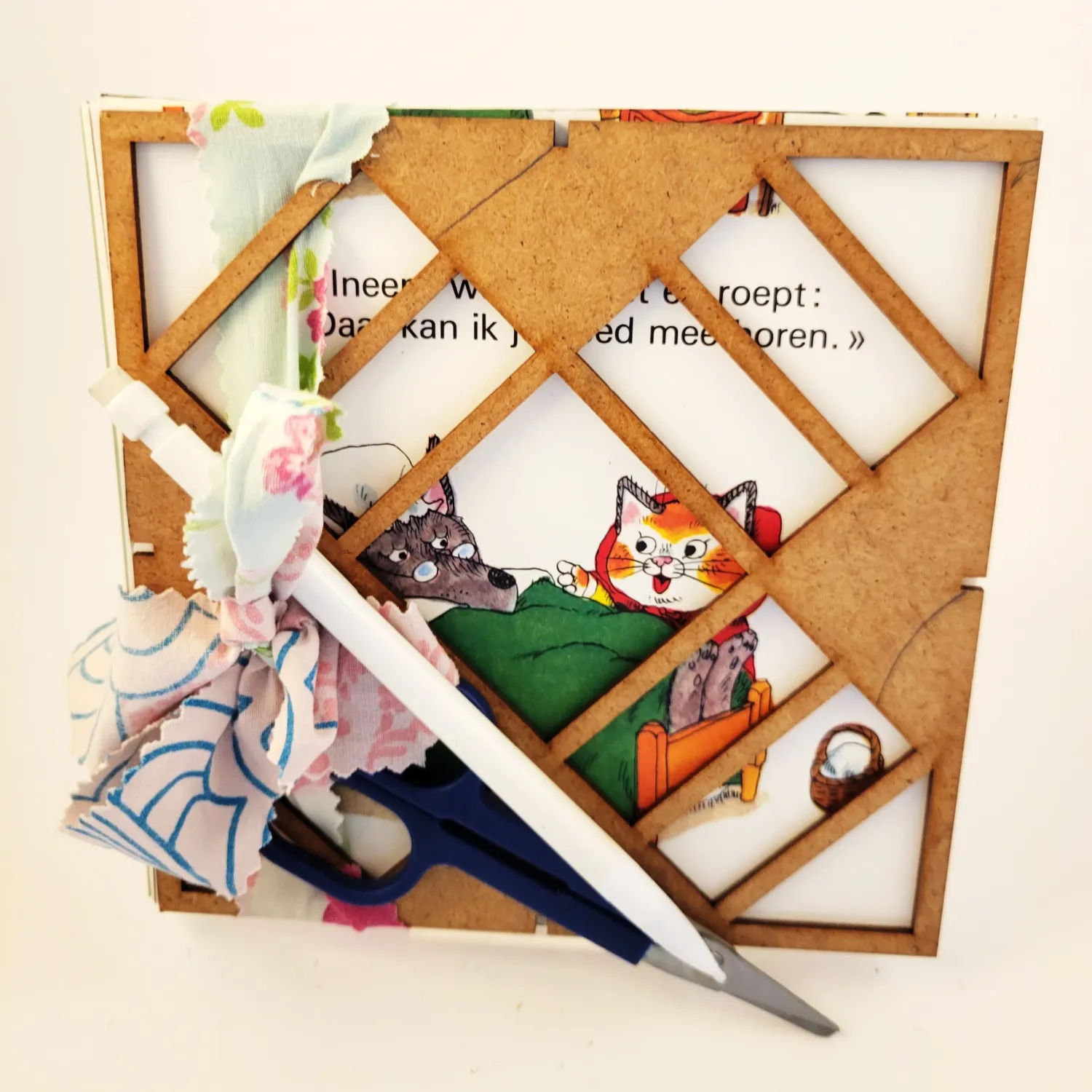 Knutselpakket vanaf 8 jaar | Origami doosjes plooien | Roodkapje en de wolf | Richard Scarry versie Knutselpakket vanaf 8 jaar | Origami doosjes plooien | Roodkapje en de wolf | Richard Scarry versie