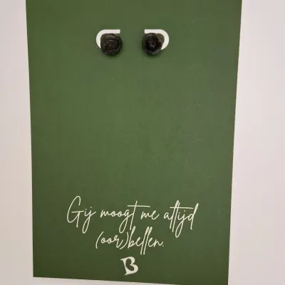 Oorbellen | KIBIBI | papier zwart kleine steker | fairtrade & upcycled Oorbellen | KIBIBI | papier zwart kleine steker | fairtrade & upcycled