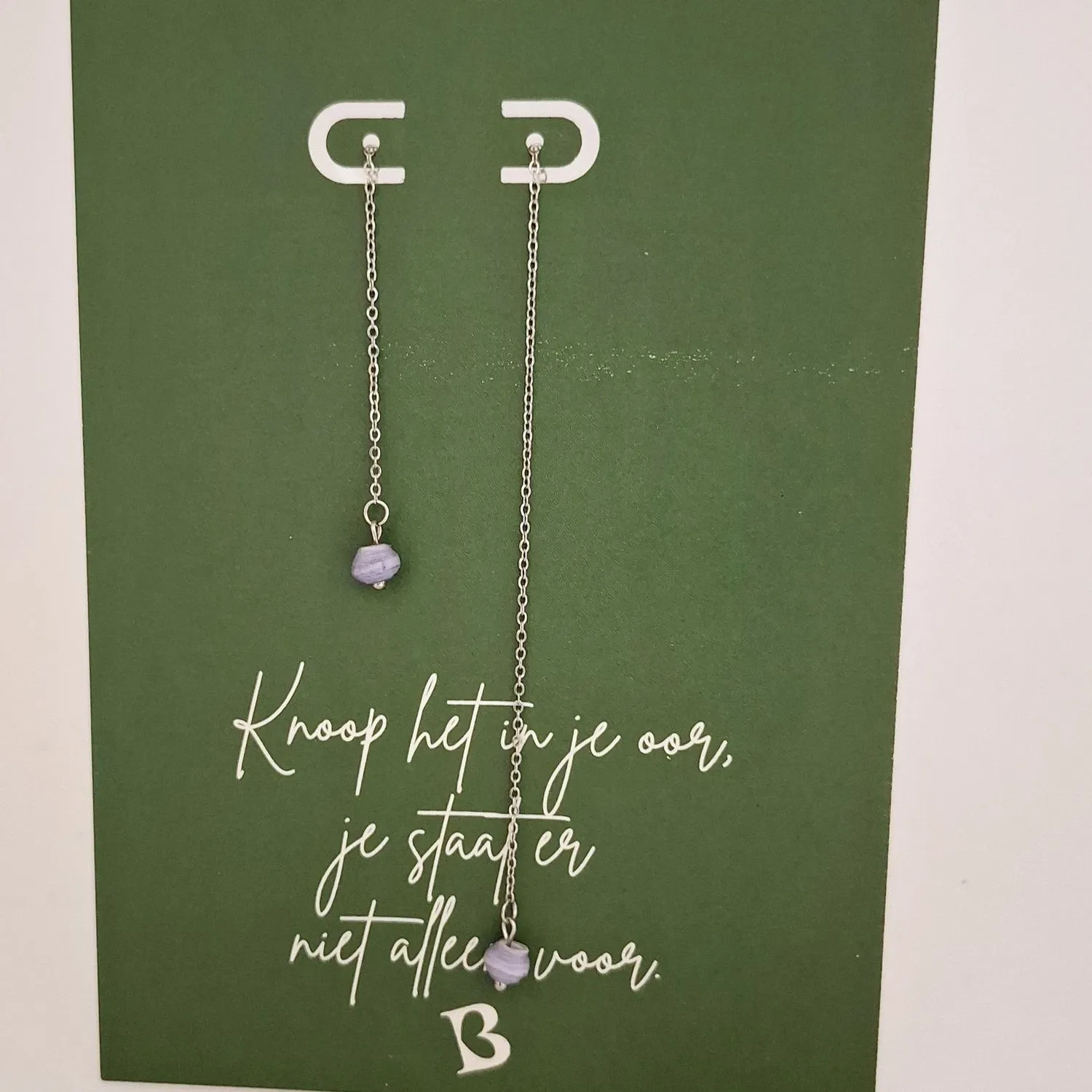 Oorbellen | KIBIBI | doorsteker paarse papierkralen | fairtrade & upcycled Oorbellen | KIBIBI | doorsteker paarse papierkralen | fairtrade & upcycled