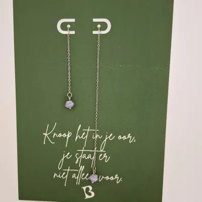 Oorbellen | KIBIBI | doorsteker paarse papierkralen | fairtrade & upcycled Oorbellen | KIBIBI | doorsteker paarse papierkralen | fairtrade & upcycled