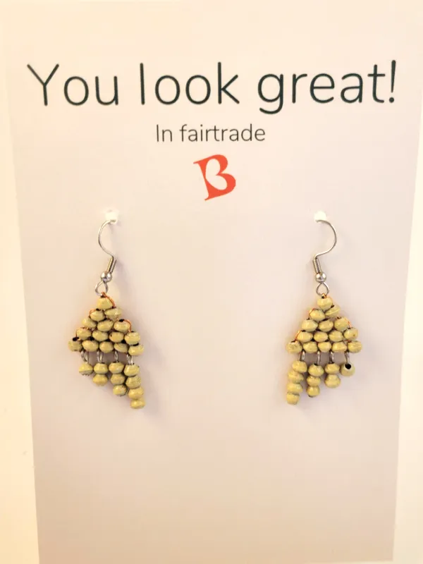 Oorbellen | KIBIBI | pastelgroene papierkralen | fairtrade & upcycled