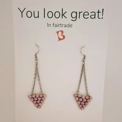 Oorbellen | KIBIBI | lichtroze papierkralen | fairtrade & upcycled Oorbellen | KIBIBI | lichtroze papierkralen | fairtrade & upcycled