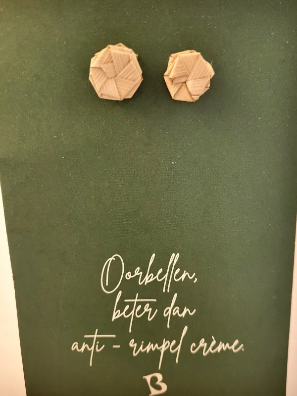 Oorbellen | KIBIBI | papier ecru grote steker | fairtrade & upcycled
