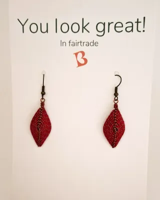 Oorbellen | KIBIBI | rood katoen en koperdraad | upcycled & fairtrade Oorbellen | KIBIBI | rood katoen en koperdraad | upcycled & fairtrade