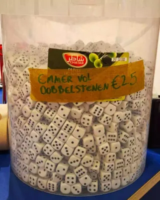 Emmer vol dobbelstenen Emmer vol dobbelstenen