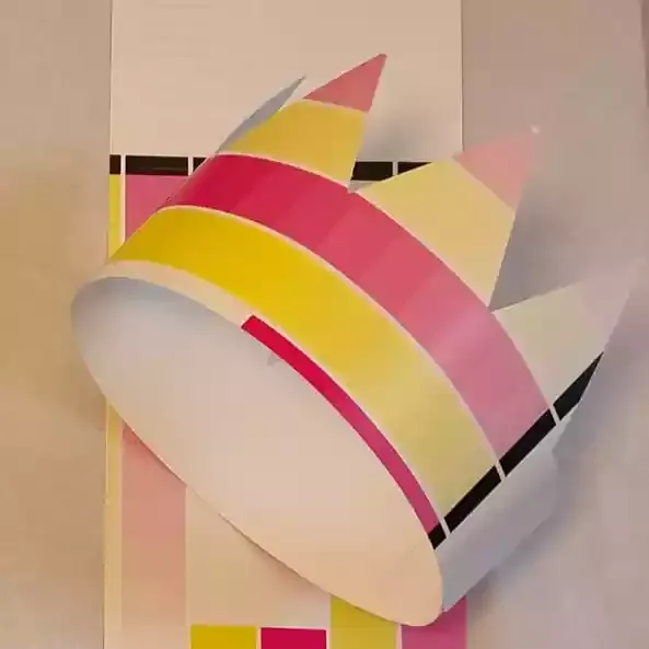 Circulaire kartonnen kroon