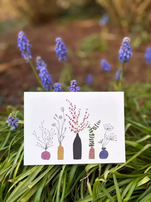 Vazen met bloemen, kaartje Emma Nieke