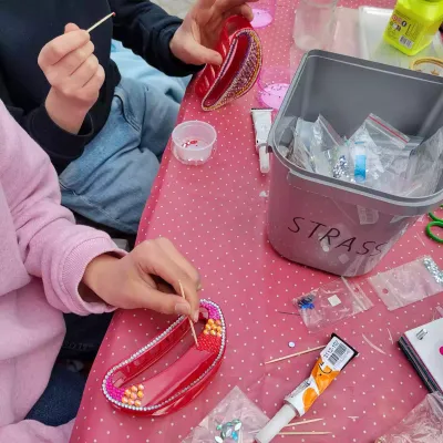 Verjaardagsfeest voor 9+: Haarspelden 'bedazzlen'