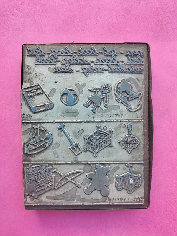 vintage drukplaat letters en speelgoed