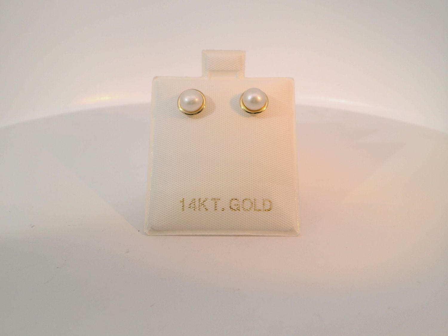 Yellow Gold Stud Earrings with Round Pearl