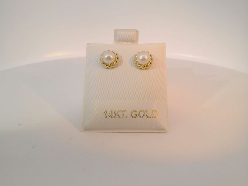 Yellow Gold Stud Earrings with Round Pearl