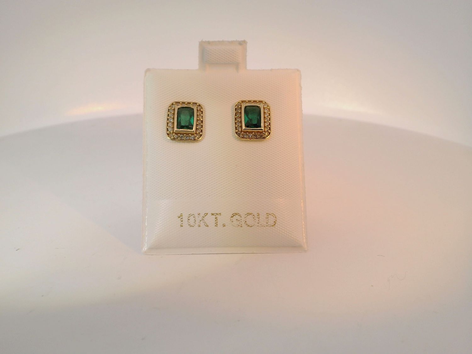 Cut stone Stud Earrings in Gold