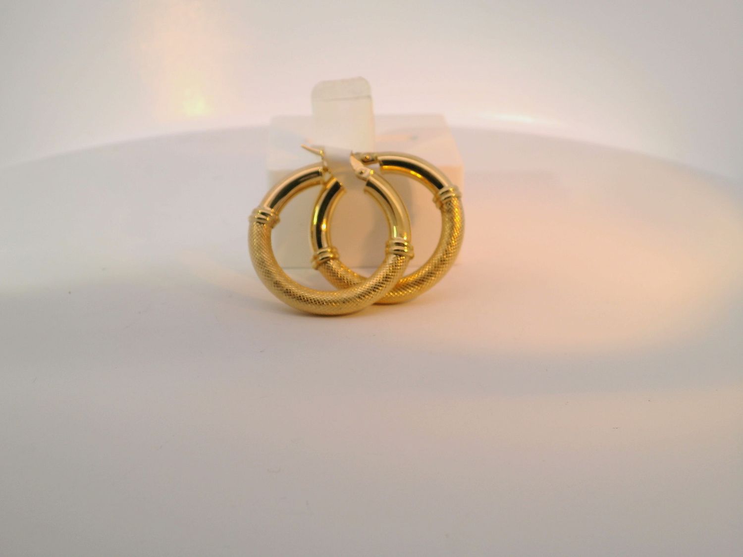 Textured 14k Gold Hoop Earrings - Classic Elegance