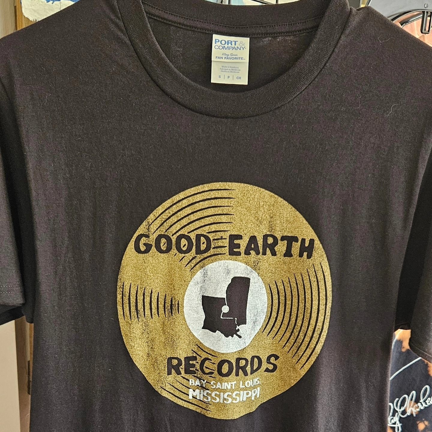 Good Earth T-shirt - Black and Gold 