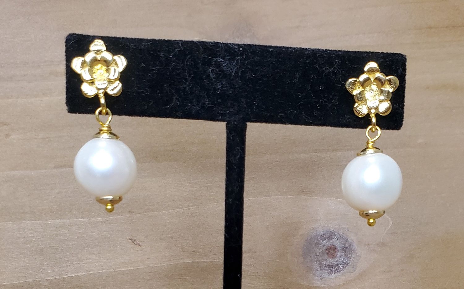 Flora Drop Earring, Material: Frewshwater Pearl