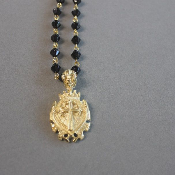 18&quot; Shield Pendant /Jet Bead Necklace (N139J)