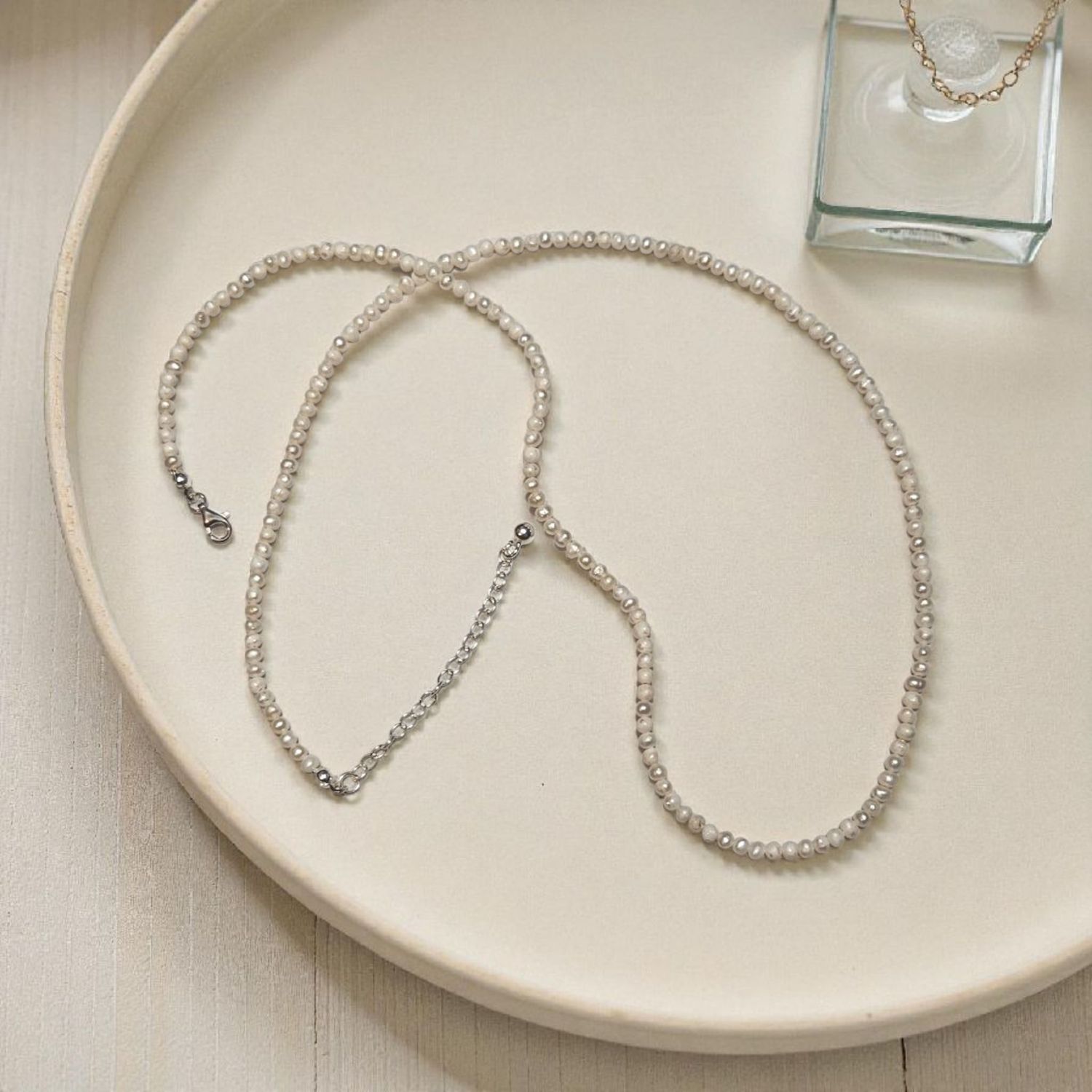 Naszyjnik z drobnych naturalnych pereł słodkowodnych