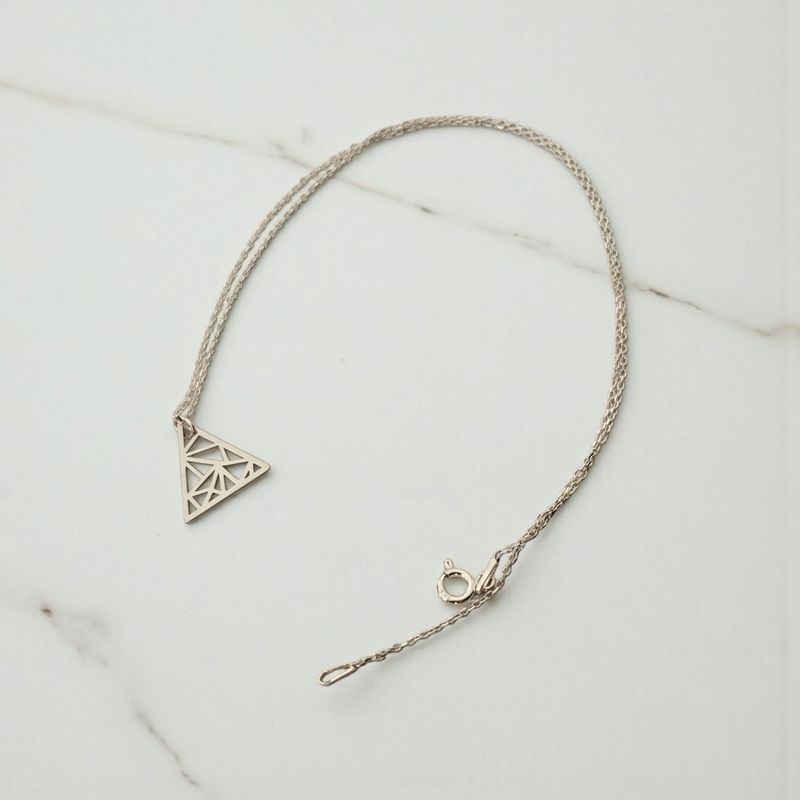 Srebrny naszyjnik z trójkątem