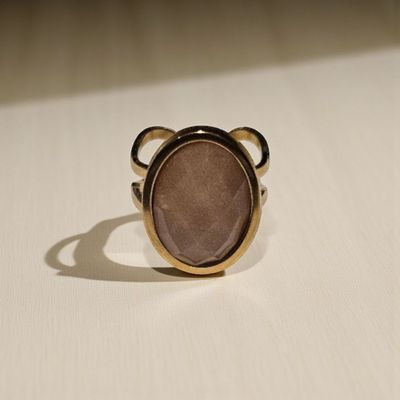 Pierścionek z kamieniem księżycowym Pierścionek z kamieniem księżycowym