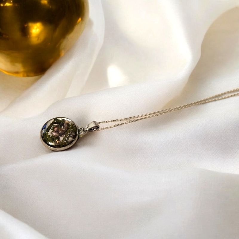 Naszyjnik z naturalnymi wrzosami w żywicy