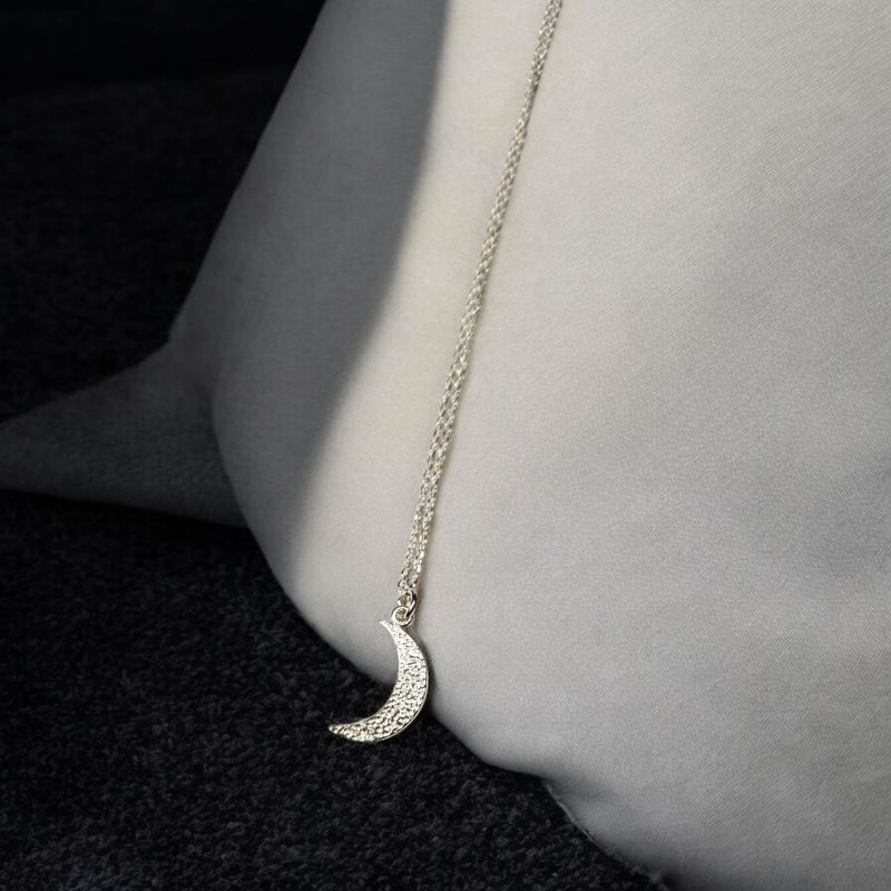 Srebrny naszyjnik z księżycem