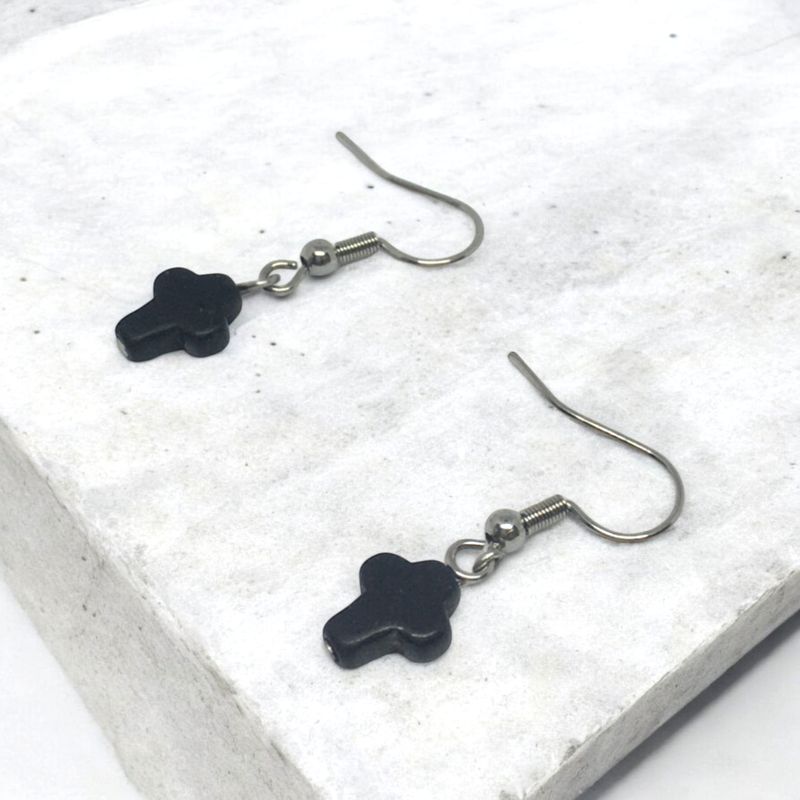 Kolczyki krzyże z onyksem