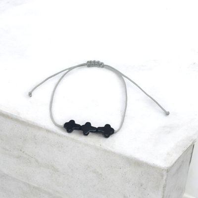 Sznurkowa bransoletka z onyksowymi krzyżami