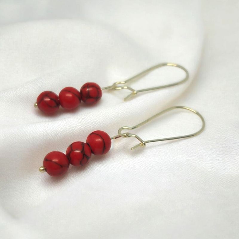 Kolczyki z czerwonym howlitem