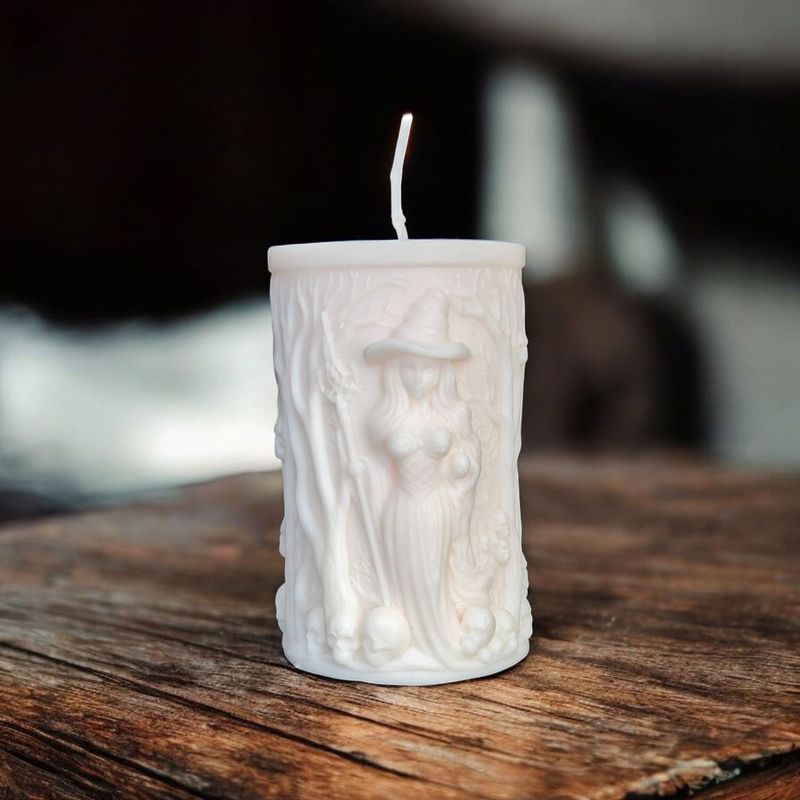 Biała świeca sojowa czarownica