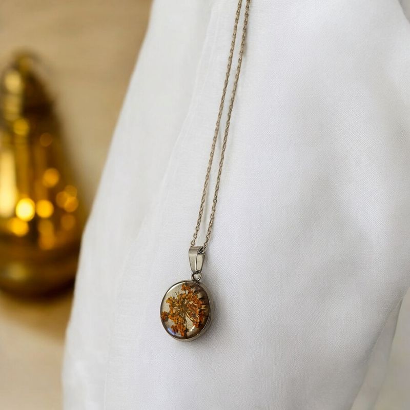 Naszyjnik z naturalnymi kwiatami w żywicy