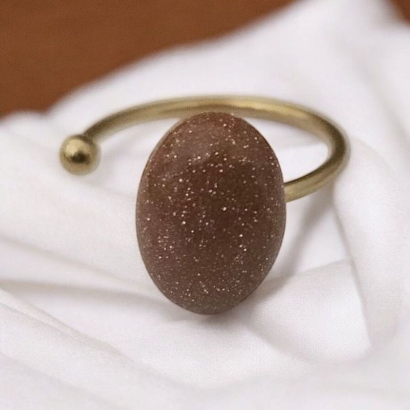 Regulowany pierścionek ze stali szlachetnej z piaskiem pustyni