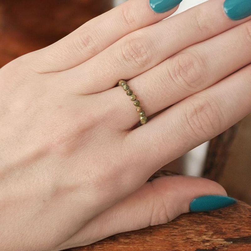 Pierścionek na gumce z kamieniami naturalnymi unakit 2.5mm