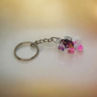 Breloczek puzzle z naturalnymi płatkami róży