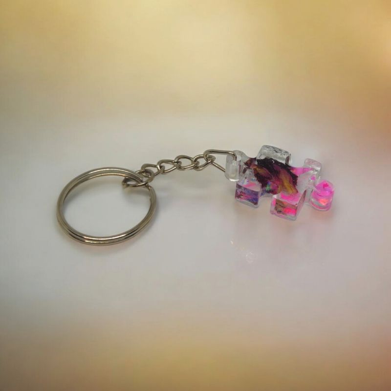 Breloczek puzzle z naturalnymi płatkami róży