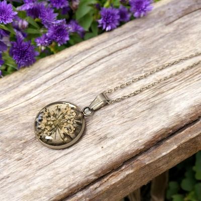 Naszyjnik z naturalnymi kwiatami w żywicy