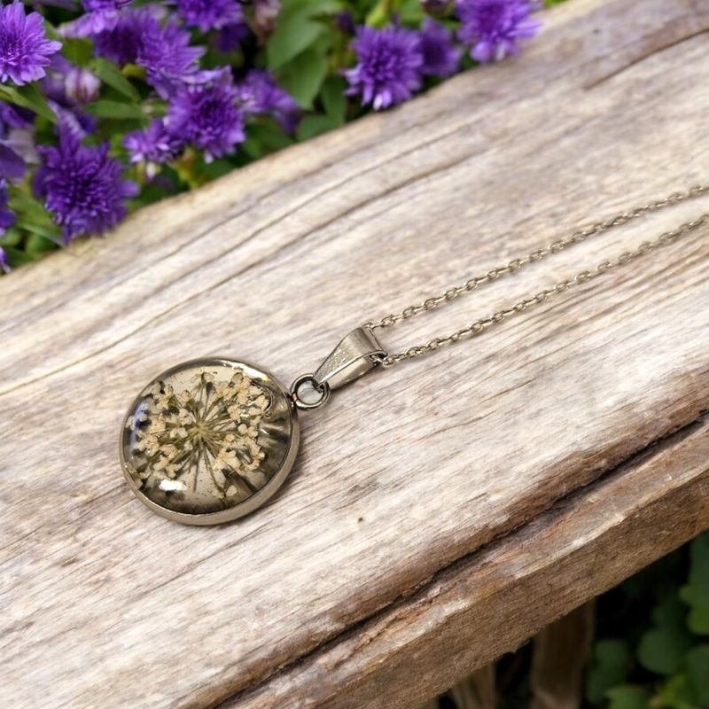 Naszyjnik z naturalnymi kwiatami w żywicy