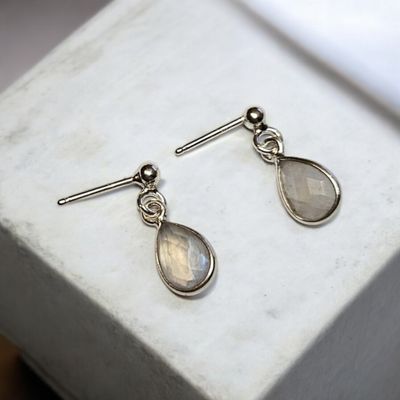 Srebrne kolczyki z labradorytem