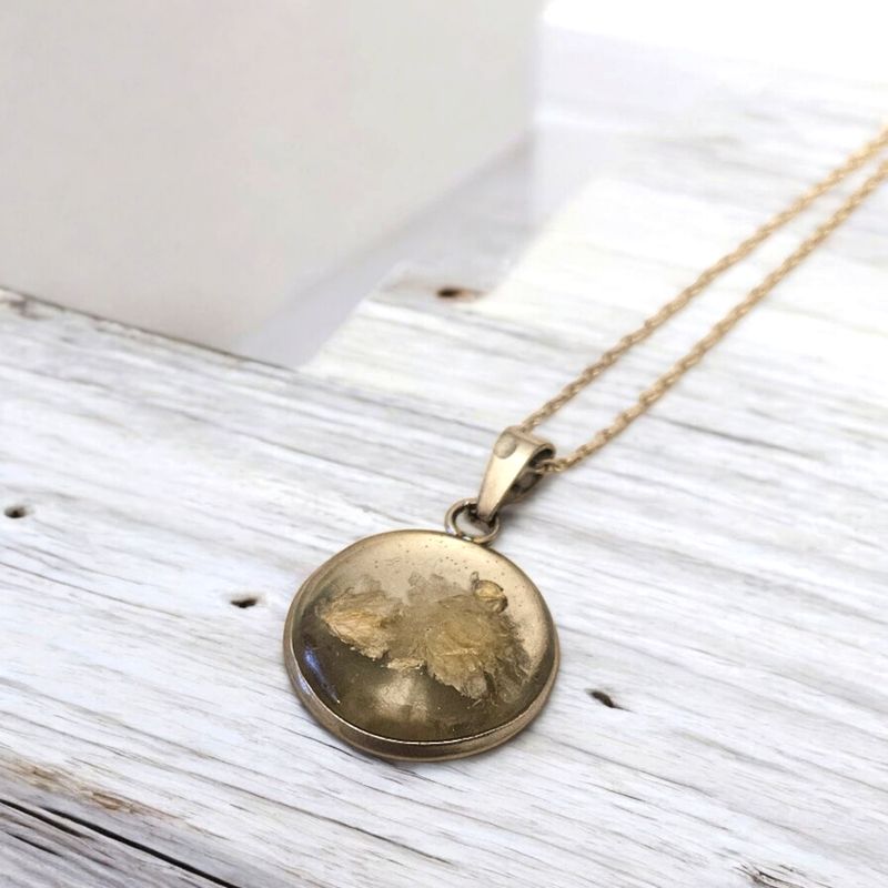 Naszyjnik z gipsówką w żywicy